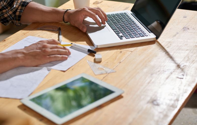 Webdesigner arbeitet am Laptop