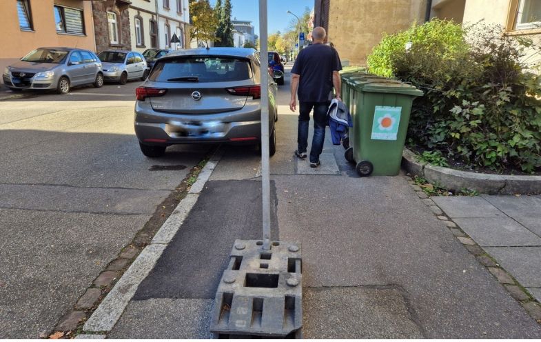 Fußgänger auf zugeparktem und verstellten Gehweg