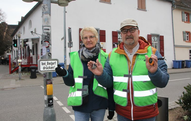 Johanna Kluge und Werner Frank messen die Ampelphasen.