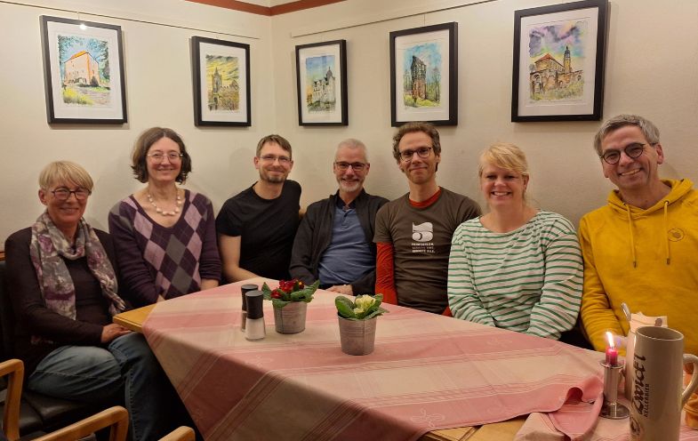 Gründungstreffen der Ortsgruppe Jena. Die 7 Mitglieder an einem Tisch