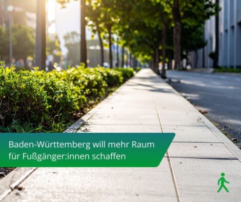Mehr Raum für Fußverkehr freier Gehweg, daneben Begrünung. Aufschrift: Baden-Württemberg will mehr Raum für Fußgänger:innen schaffen