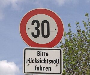 Tempo 30 Schild mit Zusatzschild "Bitte rücksichtsvoll fahren"