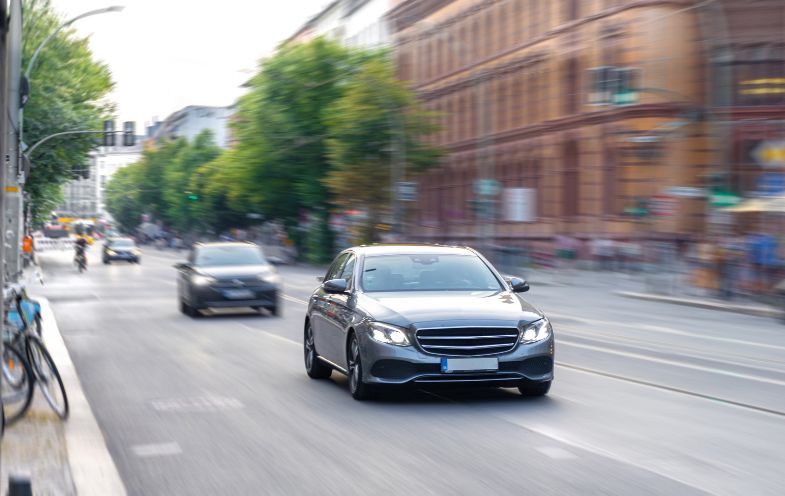 modernes Auto fährt schnell durch die Stadt